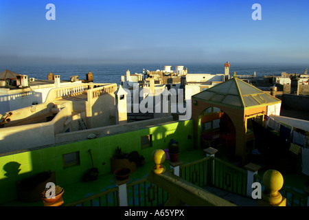 Gli edifici in una città vista dal tetto di un riad, Essaouira, Marocco Foto Stock