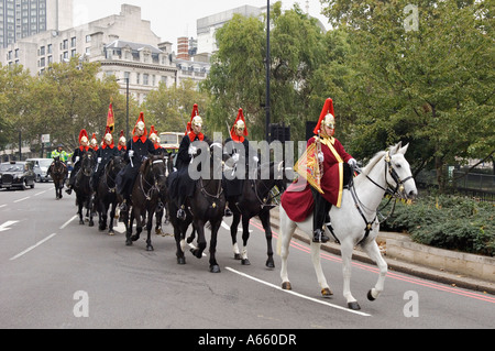 La regina di equitazione di cavalleria da Hyde Park Barracks a Buckingham Palace a Londra Inghilterra Foto Stock