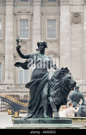 Statua di bronzo dell'Angelo della verità con Buckingham Palace in background e turisti di scattare una foto di Queen s Garden Londra E Foto Stock
