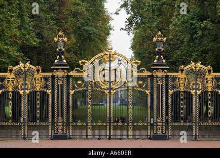 Canada Gate con il parco verde al di là vicino a Buckingham Palace London Inghilterra England Foto Stock