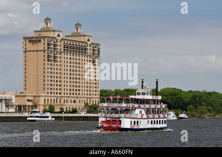 Pedalo' in barca sul fiume regina della Georgia si muove in basso lungo il Fiume Savannah Savannah in Georgia Foto Stock