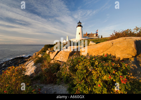 La prima luce del giorno sulla Pemaquid Point Lighthouse Maine Foto Stock