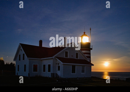 Ore del sorgere e West Quoddy Head Lighthouse vicino a Lubec Maine Foto Stock