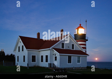 Ore del sorgere e West Quoddy Head Lighthouse vicino a Lubec Maine Foto Stock