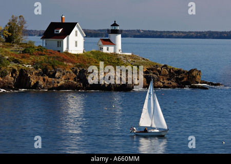 Barca a vela passando Curtis Island Lighthouse vicino a Camden Maine Foto Stock