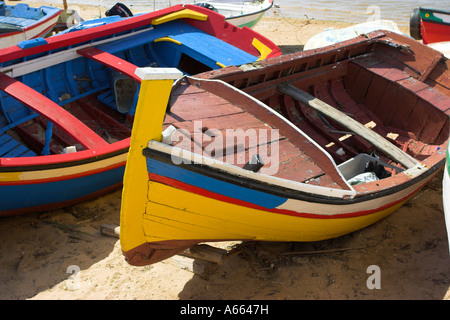 Dipinto luminosamente barche da pesca nel villaggio di Alvor sulla regione portoghese dell'Algarve. Foto Stock