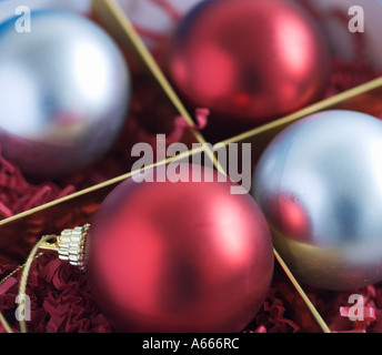 Rosso e baubles di argento in una scatola Foto Stock