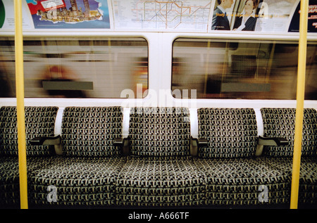 La parte interna del tubo treno London REGNO UNITO Foto Stock