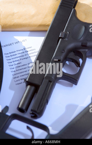 Un terrorista hit list dei politici e di altri importanti persone con varie armi (pistola replica) Foto Stock