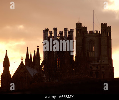 Cattedrale di Ely al tramonto con la torre ottagonale a fuoco Foto Stock