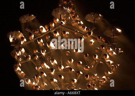 Grande Lampadario in legno illuminato da ceramica vasi di fuoco contro il nero del cielo notturno, [Luminox Fire Festival], Oxford, England, Regno Unito Foto Stock