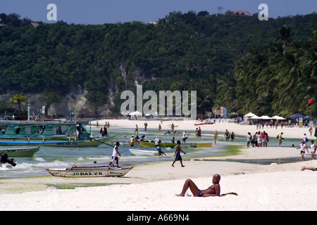 Uomo muscolare sulla spiaggia di Boracay, Isole Filippine Foto Stock