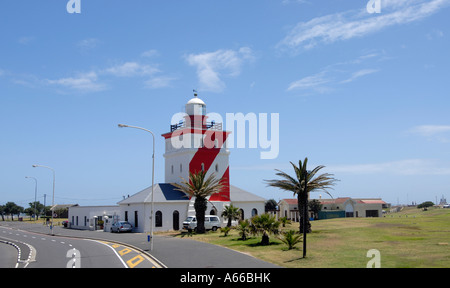 Il suo caratteristico colore rosso e bianco verde Point Lighthouse in Mouille Point Foto Stock