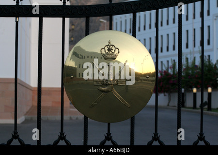 Crest sul Palazzo Reale Gates Muscat Oman Foto Stock