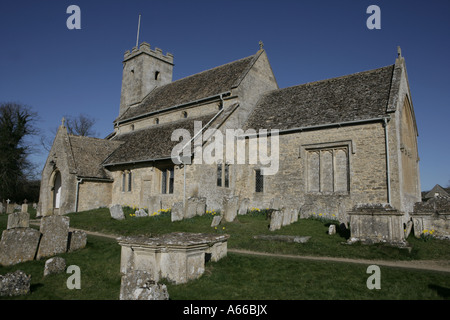 St Mary s chiesa nel villaggio Costwold di Swinbrook Oxfordshire Foto Stock