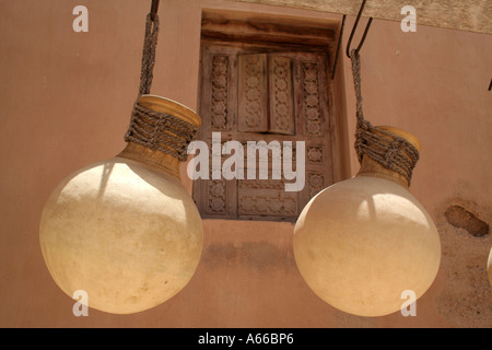 Oman, acqua di raffreddamento in ceramica di argilla in un forte in un affascinante villaggio di pescatori chiamato Qurayat Foto Stock