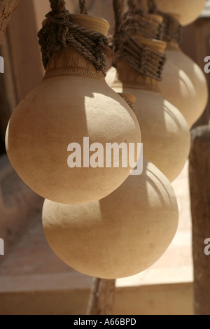 Oman, acqua di raffreddamento in ceramica di argilla in un forte in un affascinante villaggio di pescatori chiamato Qurayat Foto Stock