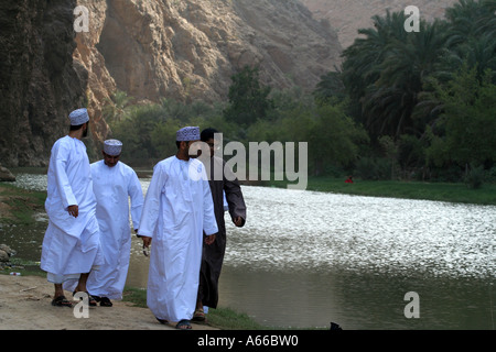 Giovani uomini dell'Oman in Wadi FUSC Foto Stock