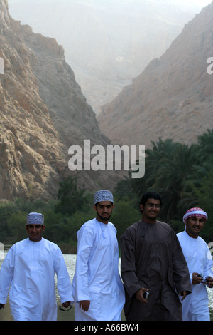 Giovani uomini dell'Oman in Wadi Fusc, Oman Foto Stock