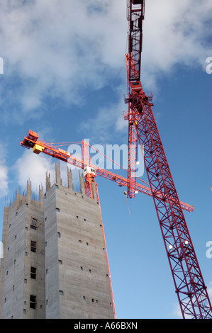 Due gru arancione utilizzata nella costruzione in Birmingham Regno Unito Foto Stock