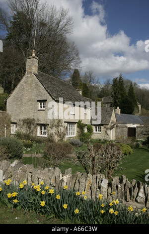 Un cottage del Cotswold frazione di Bagendon su una giornata di primavera Foto Stock