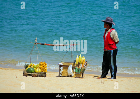 Il mais e commerciante di frutta sulla Spiaggia Bo Phut Foto Stock