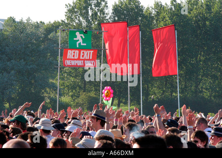 La folla a guardare una banda a 2006 Isle of Wight Festival di musica Foto Stock