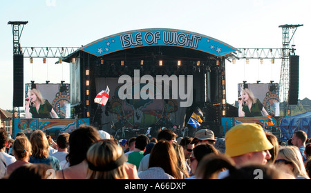 Guardando Goldfrapp giocare al Isle of Wight 2006 i festival estivi di musica Foto Stock