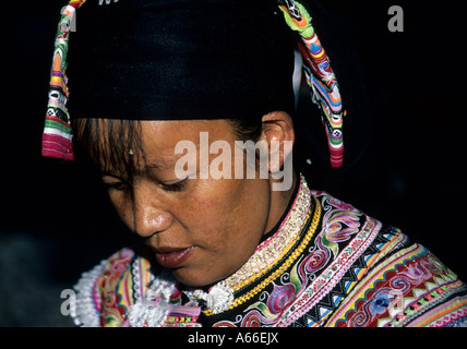 Donna di Yi minoranza etnica in abito tradizionale .Yuanyang, Yunnan, Cina Foto Stock