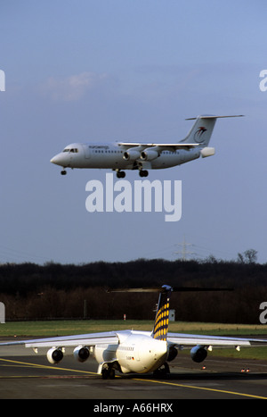Il BAE 146 aeroplani di linea passeggeri all'Aeroporto Internazionale di Dusseldorf, Renania settentrionale-Vestfalia (Germania). Foto Stock