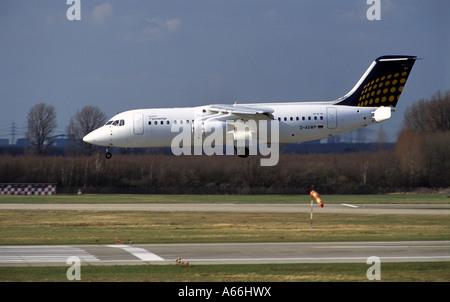 Lufthansa BAE 146 aereo passeggeri atterraggio all'Aeroporto Internazionale di Dusseldorf, Renania del Nord - Westfalia, Germania. Foto Stock