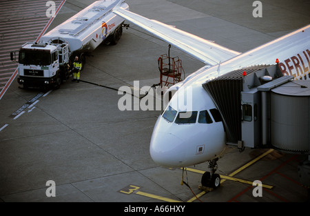 Air Berlin Airbus il rifornimento all'Aeroporto Internazionale di Dusseldorf, Renania settentrionale-Vestfalia (Germania). Foto Stock