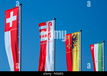 Da sinistra a destra il banner della Svizzera e il banner del Cantone del Giura di Ginevra e Neuchatel Foto Stock