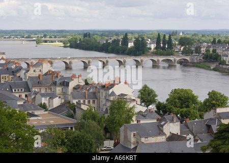 Panorama di Saumur con Ponte Cessart visto oltre il fiume Loira Maine-et-Loire Centre Francia, Unione europea, UE Foto Stock