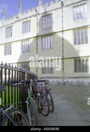 Biciclette incatenato ad una ringhiera in ombra della Radcliffe Camera, prima che la libreria Bodelian, Oxford University, Inghilterra Foto Stock