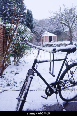 Nero e bicicletta inverno giardino sul retro con neve sul terreno Kenilworth Ave Oxford Regno Unito 2005 PR Foto Stock