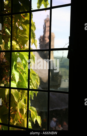 Riflesso nella finestra del castello Burg sul Reichsburg nella Valle della Mosella; Germania vicino alla città di Cochem Foto Stock