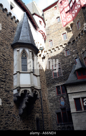 Storico castello Burg sul Reichsburg vicino a Cochem, la valle di Mosel in Renania in Germania Rhein Foto Stock