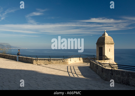 Parte della vecchia merlature affacciato sul mare accanto al Museo Oceanografico di Monaco,nel sud della Francia Foto Stock