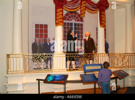 La dimensione di vita diorama mostra Washington tenendo il giuramento di office su una replica della Federal balcone Sala nel 1789 Foto Stock