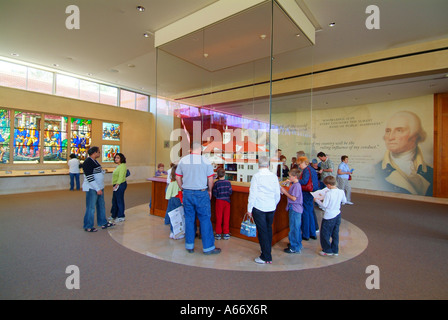 Persone di visualizzare un modello in scala del Washington s home Mount Vernon Mount Vernon è la casa per il primo presidente degli Stati Uniti Foto Stock