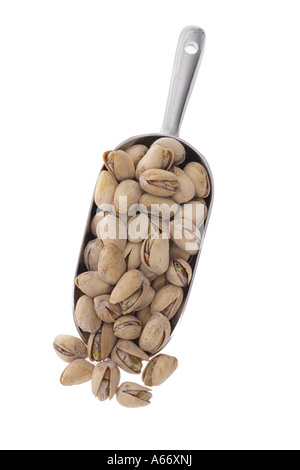 Scoop di pistacchi tagliati su sfondo bianco Foto Stock