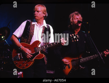 MOODY BLUES - Il gruppo britannico con Justin Hayward a sinistra e John Lodge nel 1999 Foto Stock