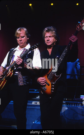 MOODY BLUES - Il gruppo britannico con Justin Hayward a sinistra e John Lodge nel 1999 Foto Stock