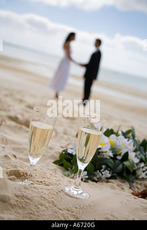 Un paio di godere un drink celebrativo sulla spiaggia di Kingfisher Bay su Fraser Island Foto Stock