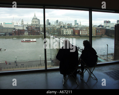 Tate Modern Art Gallery, all'interno di Southwark, piattaforma di osservazione pubblica, vista posteriore della coppia in sagoma che si affaccia sul Tamigi e sulla città di Londra, Regno Unito Foto Stock