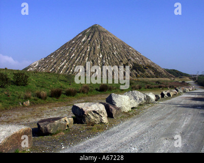 Le cave di argilla della Cina hanno creato un grande cumulo di materiali di scarto St Austell Cornovaglia Inghilterra Regno Unito Foto Stock