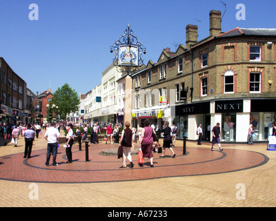 A Chelmsford City, in un giorno di cielo azzurro, vi è un cartello con le persone del centro commerciale e gli agenti di polizia che frequentano l'Essex, Inghilterra, Regno Unito Foto Stock