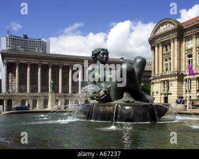 Floozy in the Jacuzzi soprannominato "River", acqua di bronzo con fontana, figura femminile di Dhruva Mistry in Victoria Square, Birmingham West Midlands, Regno Unito Foto Stock