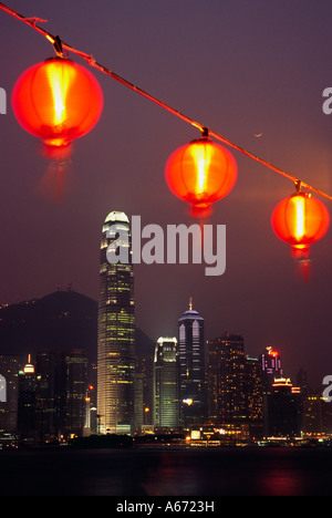 Le lanterne cinesi luce foreshore del Victoria Harbour cercando di fronte ai grattacieli di Isola di Hong Kong Foto Stock